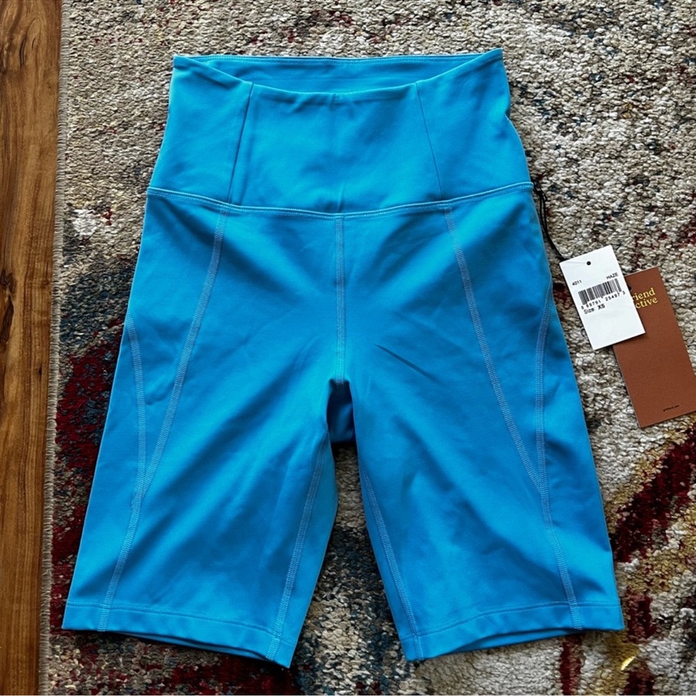 Girlfriend Collective biker shorts
High rise Light blue XS